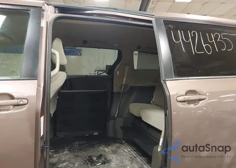 2018 Toyota Sienna Le z USA, uszkodzony, nr VIN 5TDKZ3DC8JS908327